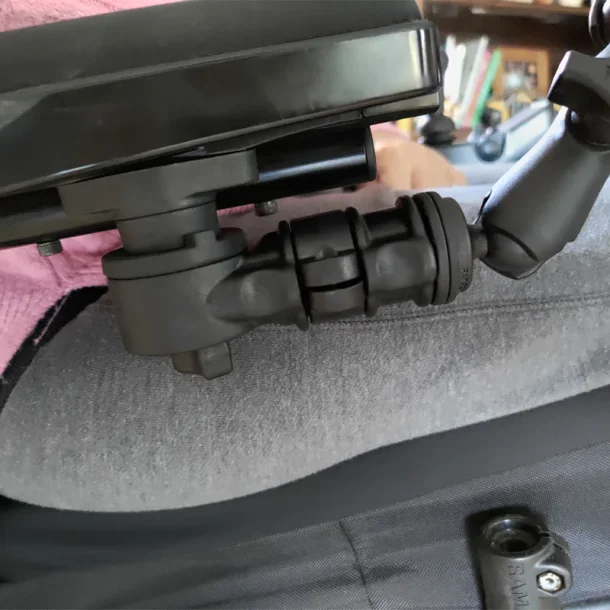 RAM Mounts Lille X-Grip med dobbelt arm og drejelig base i B-strrelse til krestolsarmln