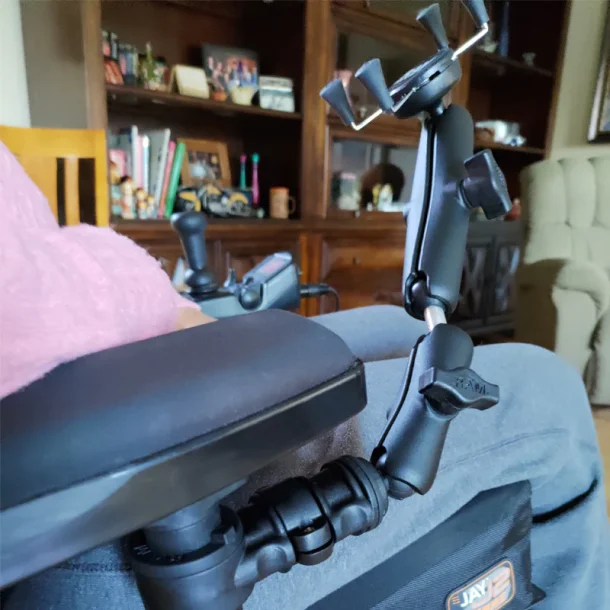 RAM Mounts Lille X-Grip med dobbelt arm og drejelig base i B-strrelse til krestolsarmln