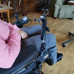 RAM Mounts Lille X-Grip med dobbelt arm og drejelig base i B-strrelse til krestolsarmln